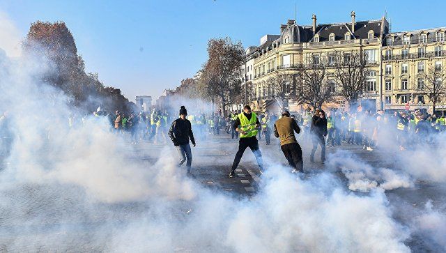 Полиция применила слезоточивый газ против демонстрантов в центре Парижа.
