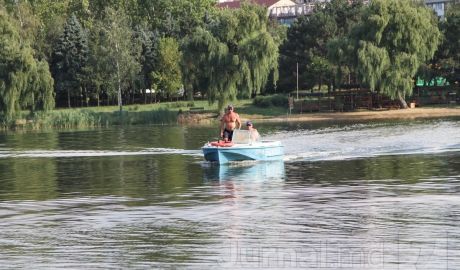 В настоящее время спасатели проводят поисковые работы.