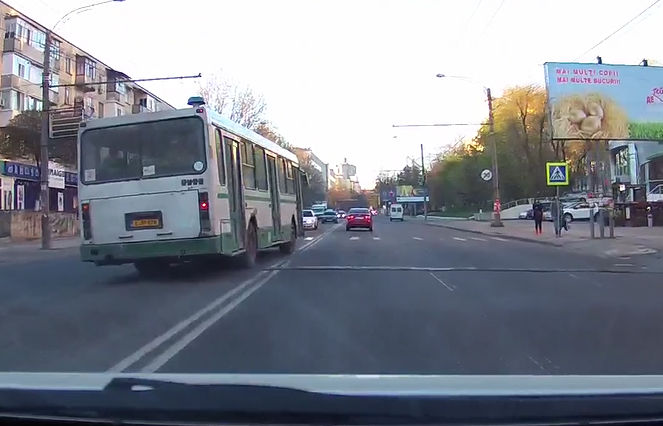В Кишиневе "лежачих полицейских" объезжают даже автобусы.
