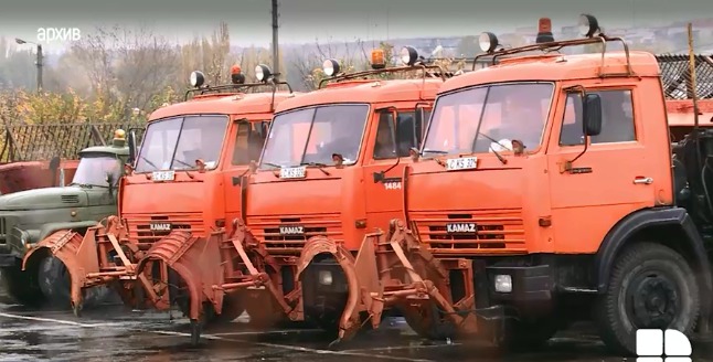 В мэрии обещают, что снег с тротуаров впредь будут убирать быстрее. Для этого намерены купить дополнительную спецтехнику.