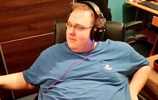 Геймер похудел на центнер и стал помогать людям.