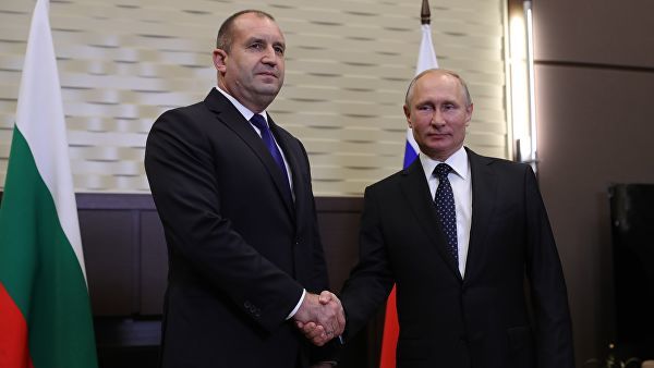 Президент РФ Владимир Путин и президент Болгарии Румен Радев во время встречи в Сочи.