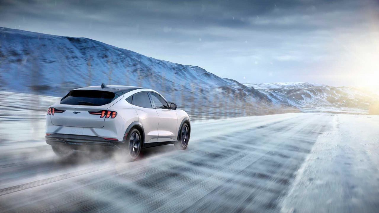 Ford задерживает Mustang Mach-E из-за проблем с качеством.