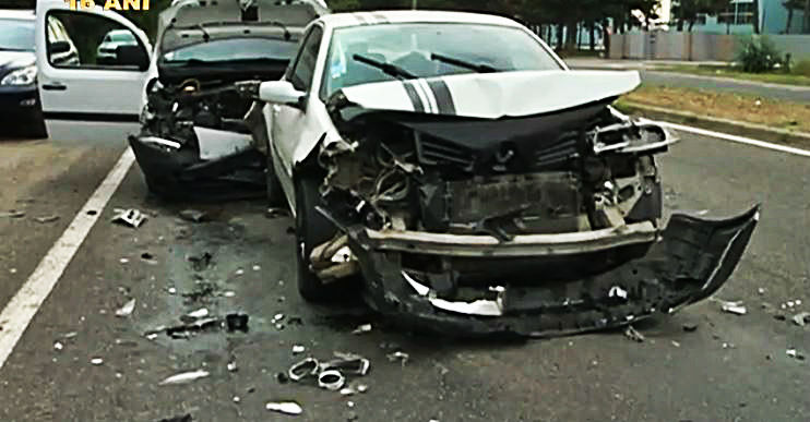 Oamenii legii spun că şoferul maşinii de model Renault Kangoo nu a respectat distanţa dintre automobile şi a lovit celălalt vehicul de marcă Renault. foto:ProTV