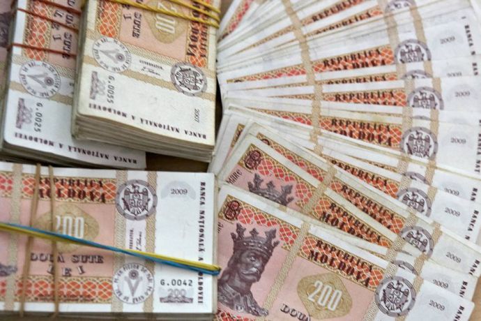 Из-за обесценивания национальной валюты зарплата и вовсе уменьшилась.