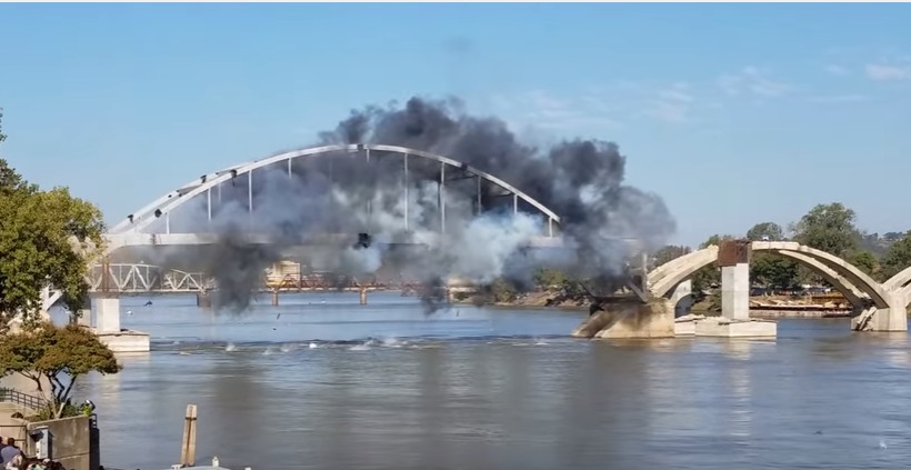 Все заряды взорвались по плану, но Broadway Bridge так и не рухнул.