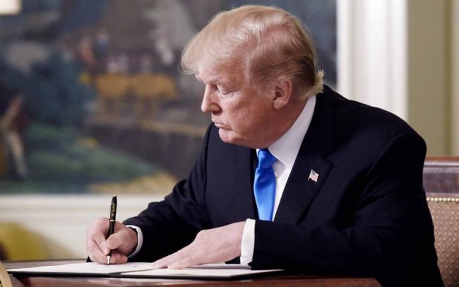 Трамп подписал законопроект о новом пакете экономических мер объемом почти $500 млрд.