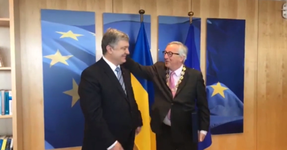Юнкер похлопал Порошенко по затылку, благодаря его за орден.