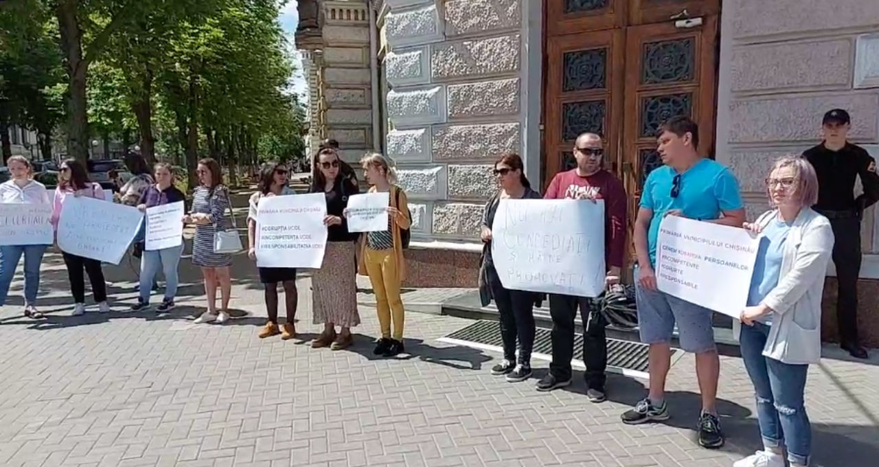 Протест у примэрии: Хотим, чтобы за некомпетентность наказали.