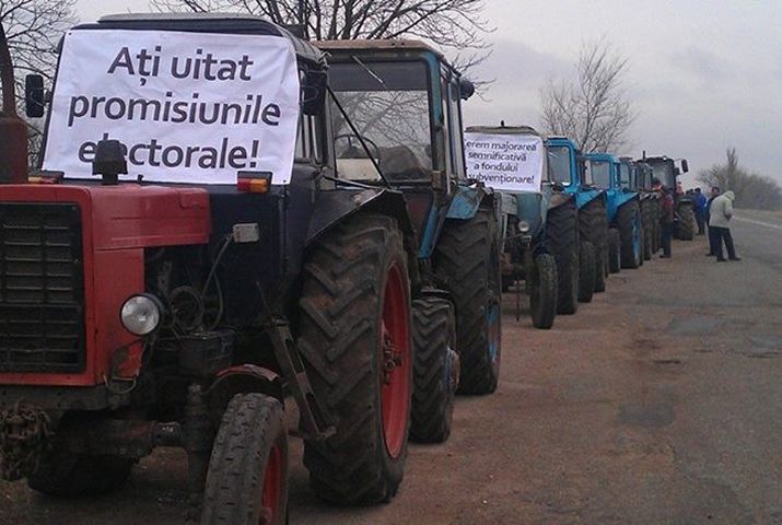 Фермеры также утверждают, что оказались в ситуации, когда не могут заниматься обработкой своих земель из-за отсутствия денежных средств.