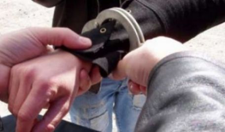 L-a provocat să-i spună cât e ora ca să-i smulgă telefonul din mână. Incidentul s-a produs pe strada Albişoara din capitală.