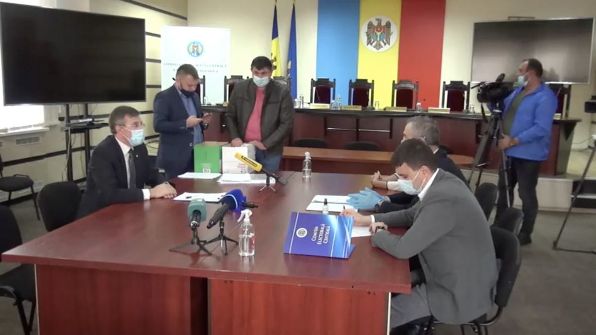 Киртоакэ подал в ЦИК подписные листы.
