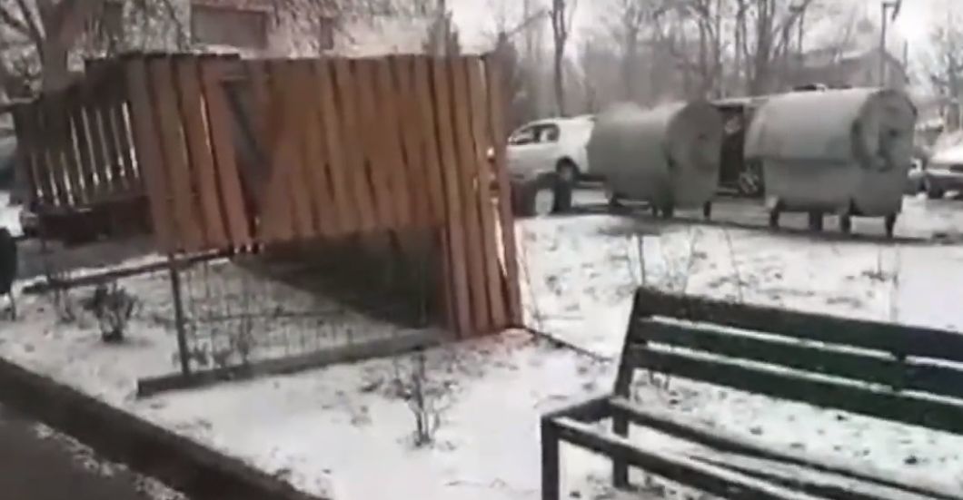 Из-за ветра во дворе жилого дома в столице перевернулся навес.