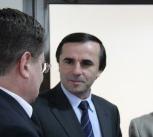 Fostul premier Vasile Tarlev, şi-a început cariera profesională de la meseria de conducător auto. Foto: abcnews.md