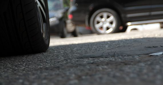 Дорожная полиция предупреждает об опасности аварий в условиях жары.
