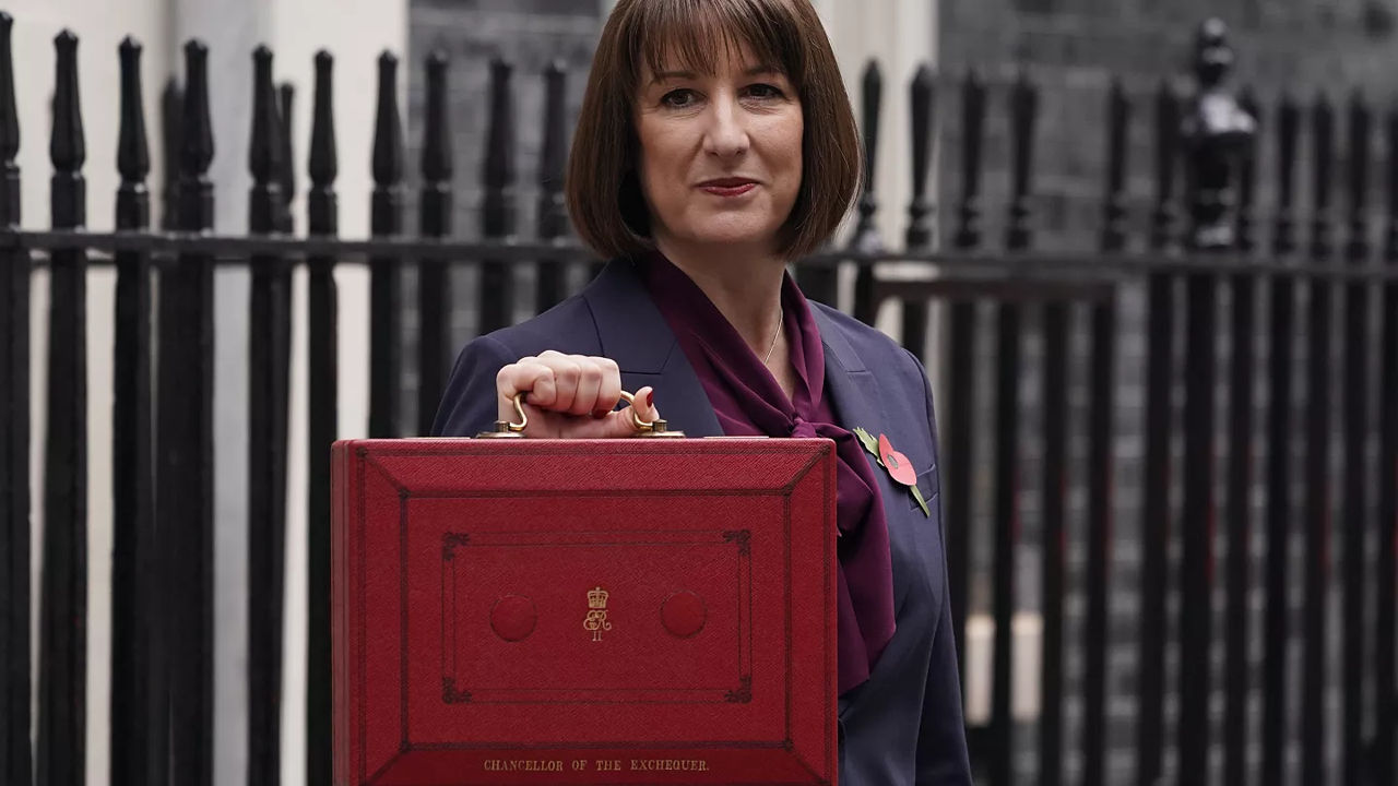 Londra se pregătește să majoreze taxele angajatorilor.