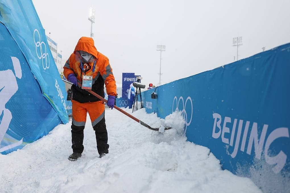 Олимпийский Пекин впервые с начала Игр накрыло сильным снегопадом.