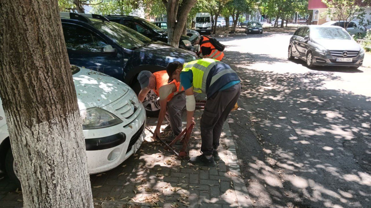 Dispozitivele ilegale de parcare, demontate în sectorul Ciocana al Capitalei.