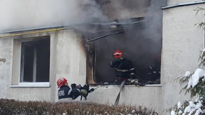 România: Incendiu devastator. Zeci de persoane, evacuate