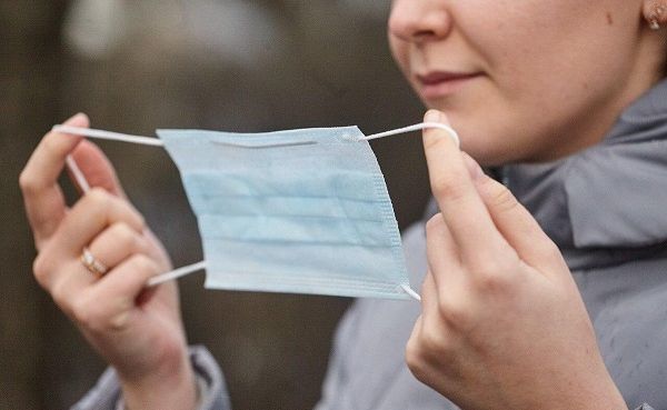 Фуртунэ отмечает, что защитную маску не нужно трогать с момента выхода из дома и до возвращения. 