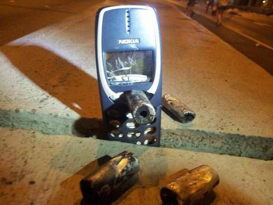 Un bărbat aflat în mulțime, a fost la un pas să moară în urma unui glonț tras de unul dintre jandarmi. Foto: libertatea.ro