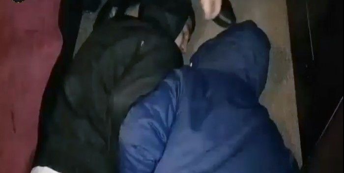 Grupul criminal este bănuit că ar fi fost implicat în cel puţin şase furturi din apartamente şi o răpire de automobil. 