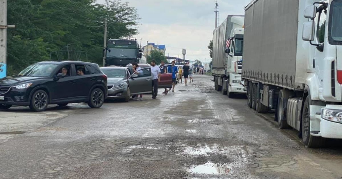 На украинско-румынской границе застряли в пробке болельщики перед матчем в Бухаресте.