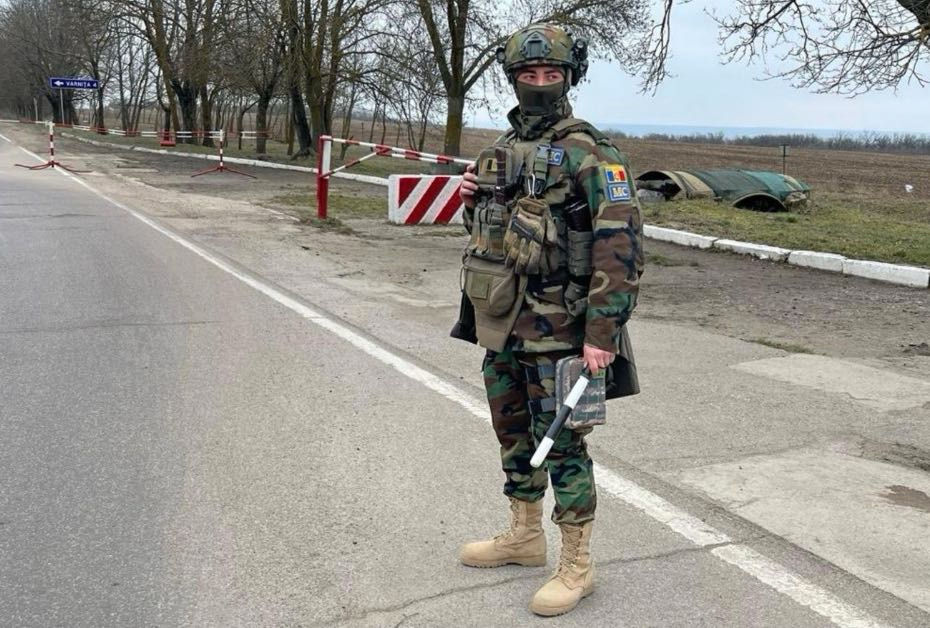 Militarii moldoveni poartă drapelul pe uniformă în Zona de Securitate.
