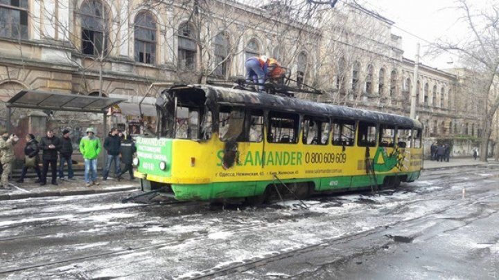 Odesa: Un tramvai plin cu oameni a luat foc în timpul mersului