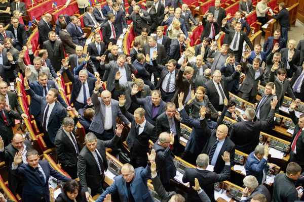 Олег Ляшко предлагает Верховной раде Украины принять постановление о запрете деятельности Коммунистической партии Украины и Партии регионов.