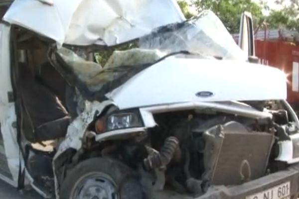 Accidentul s-ar fi produs din cauza unui cauciuc al automobilului, care s-a spart.