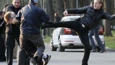 Polițistul Radu Starinschi este acuzat că l-ar fi bătut pe tânărul Sergiu Creţu.