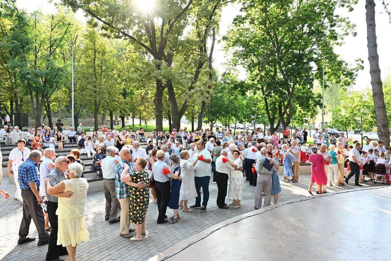 В Кишиневе 400 пар отмечают золотые, изумрудные или платиновые свадьбы.