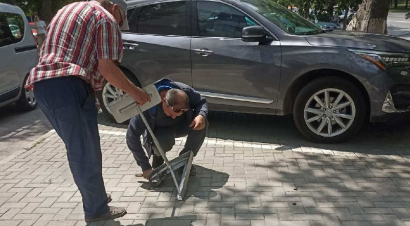 На Ботанике продолжается демонтаж шлагбаумов и других конструкций.