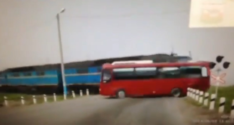 Грузовой поезд врезался в рейсовый автобус, в котором находились около 30 человек.