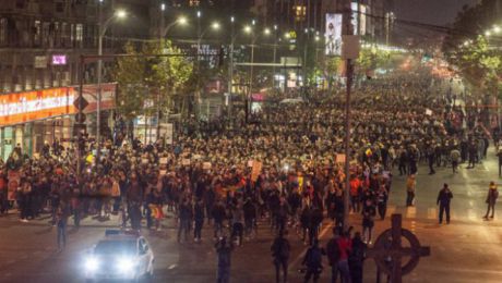Протестующие скандировали: "Не уйдём, пока не уйдёте вы", "Отставка", "Хотим справедливости".