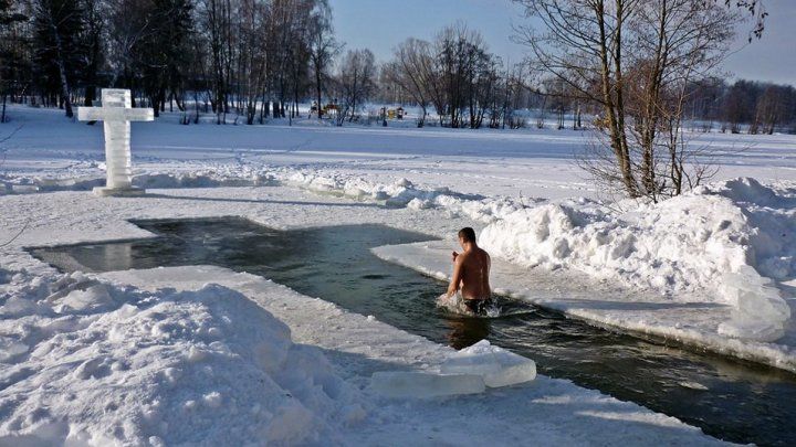 Согласно поверью, подобное омовение способствует очищению от грехов и исцелению от болезней. 
