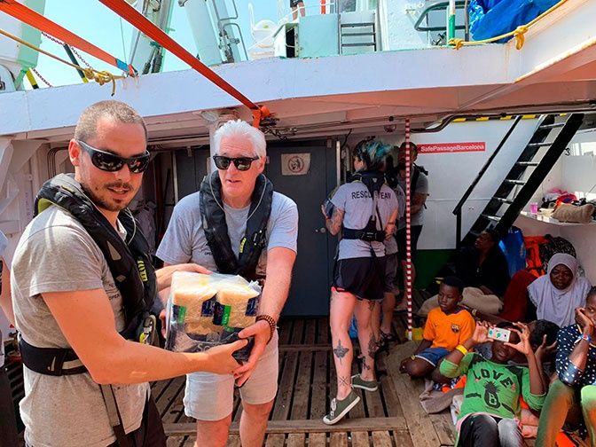 Ричард Гир лично привез продукты на дрейфующее судно с мигрантами.