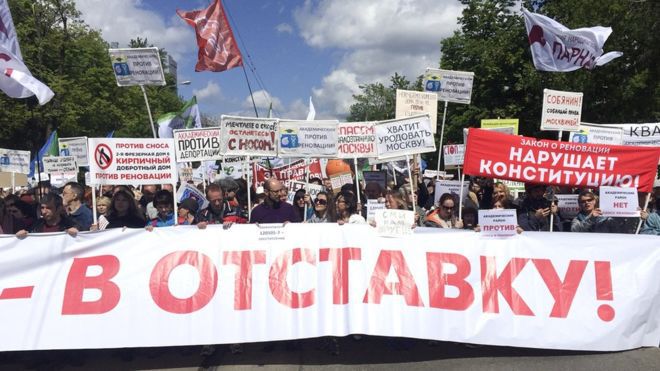 По приблизительным подсчетам, в акции участвовали около 10 тысяч человек