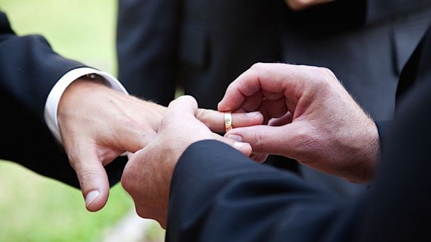 Un preot italian dă vina pe căsătoriile gay pentru valul de cutremure care a lovit ţara.