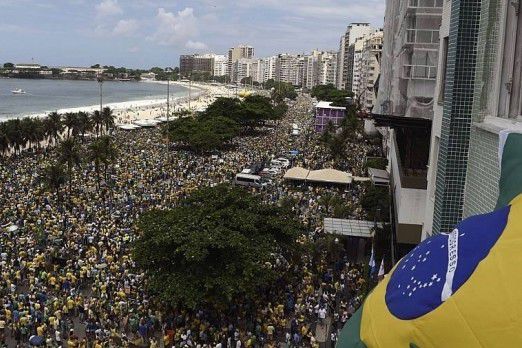 Peste trei milioane de persoane au ieşit în stradă în Brazilia pentru a cere demisia preşedintelui Dilma Rousseff.
