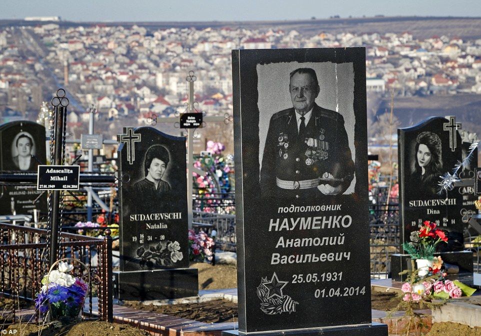 Вход на столичное кладбище ограничен: 10 человек провожают покойного, 6 несут гроб.