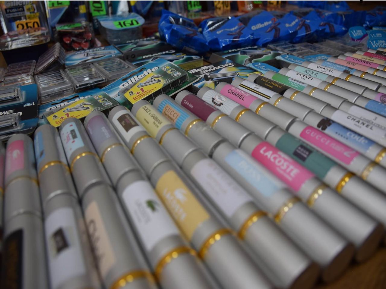 „Branduri” în Piața Centrală: Produse cosmetice contrafăcute, deconspirate. Foto: politiacapitalei.md
