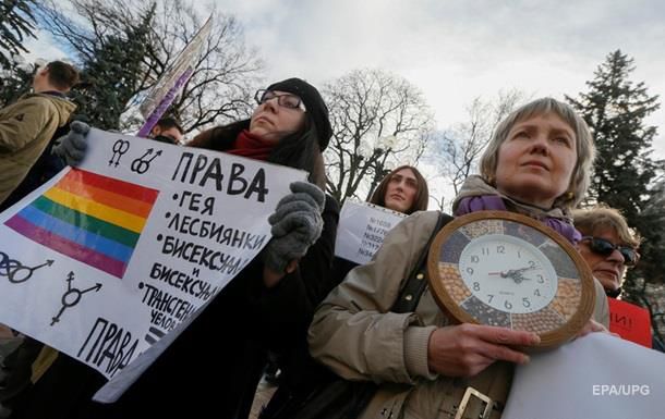 Свыше половины респондентов: Представителей ЛГБТ-сообщества нужно выдворить из страны.