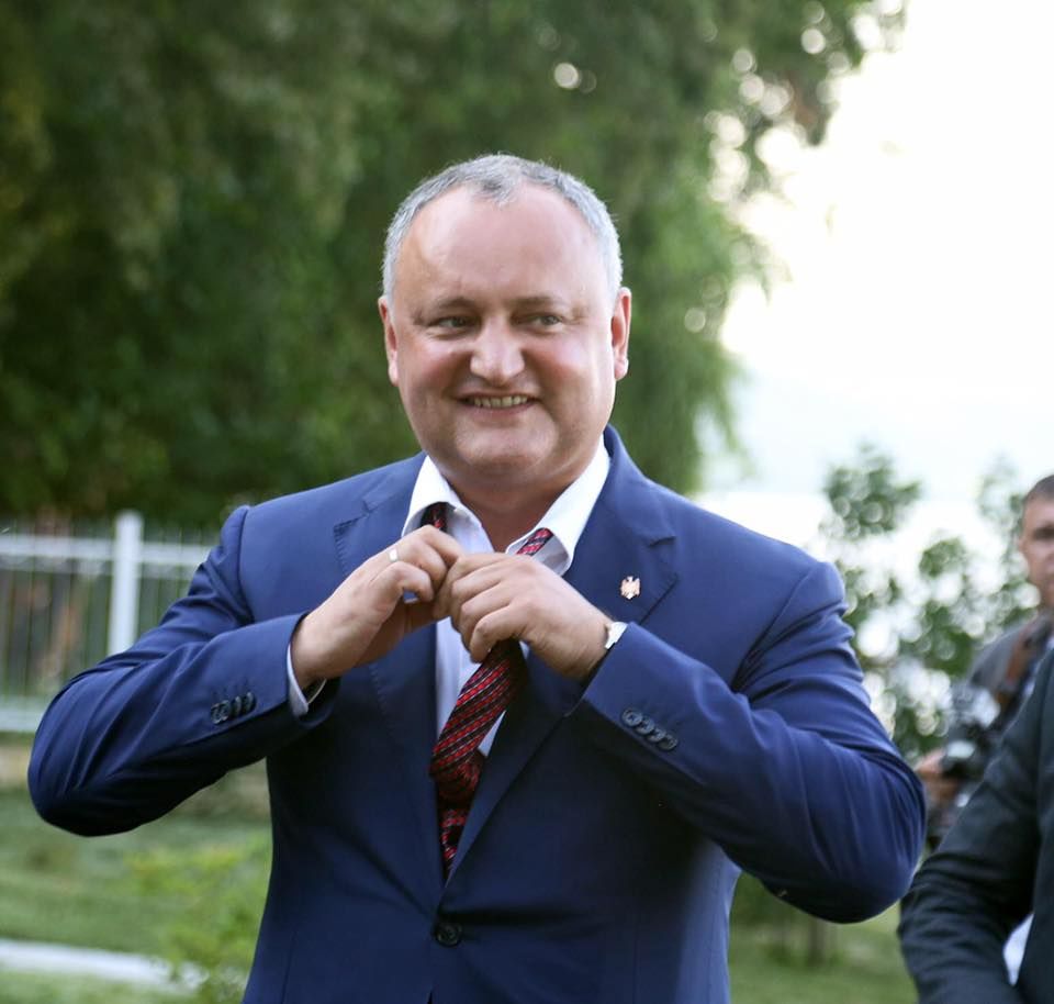 I-a invitat și i-a lăsat în ploaie. Cum Dodon a răsplătit jurnaliştii