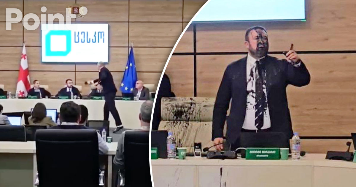 Șeful CEC din Georgia, stropit cu vopsea neagră în timp ce valida rezultatele alegerilor.