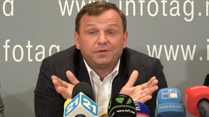 Andrei Năstase a intimidat echipa Publika TV şi a încercat să scoată reporterul din sala de conferinţe. 