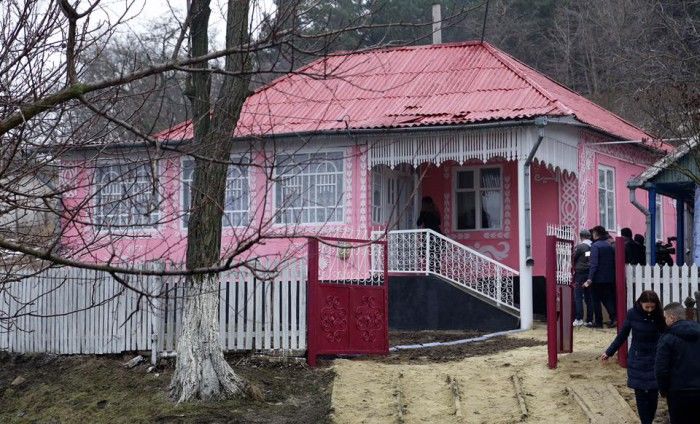 O familie nevoiașă beneficiază acum de o nouă casă în satul Bozieni, raionul Hîncești. Foto: facebook.com 