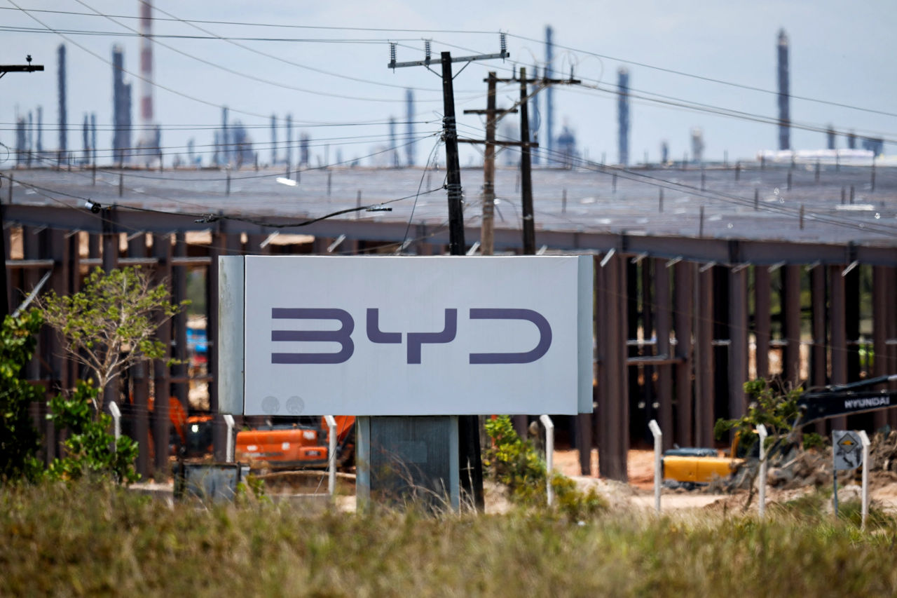 Muncitorii chinezi, găsiți în condiții de sclavie în timpul construcției fabricii BYD din Brazilia.