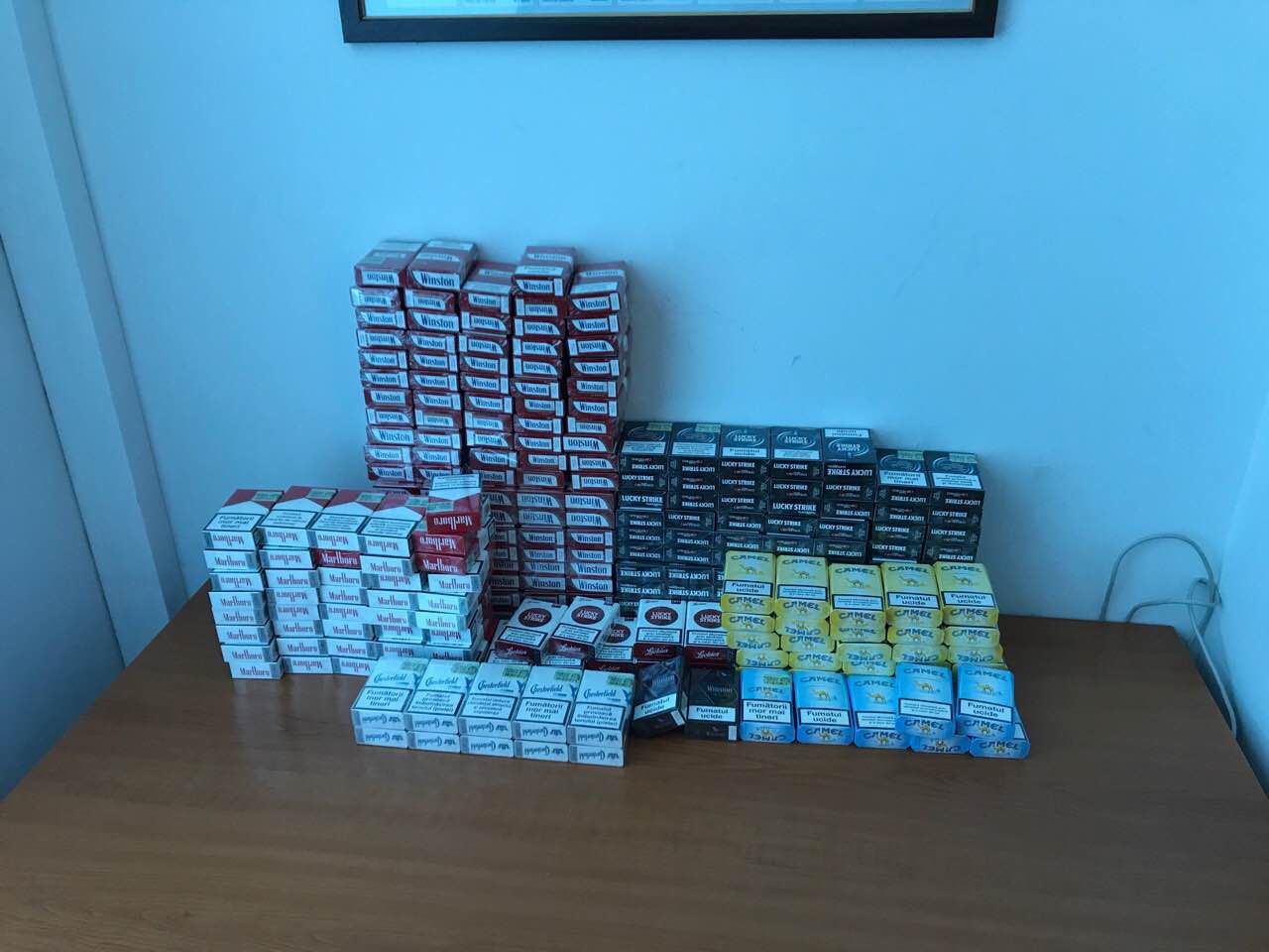 Un francez, transporta ilegal  mii de țigări: prins pe Aeroportul Chișinău. Foto: Poliția de Frontieră